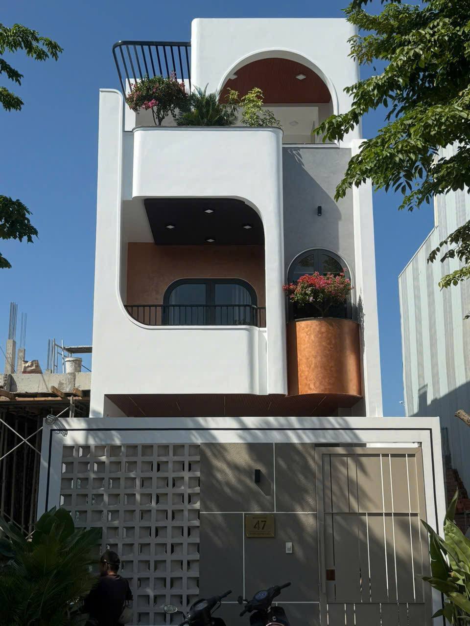 Дом 3 этажа: 4 спальни 4WC 124m2 · 52 000 000 VND